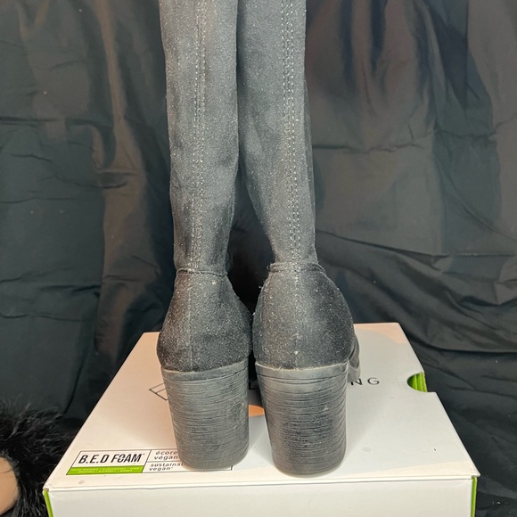 Long high knee boot. It says it’s 5.5 but fits like 4 or 4.5 - Picture 2 of 2